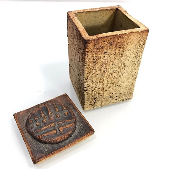 Patrick Kennedy Newark Vermont Handmade Pottery Container with Lid - Picture 5 of 12